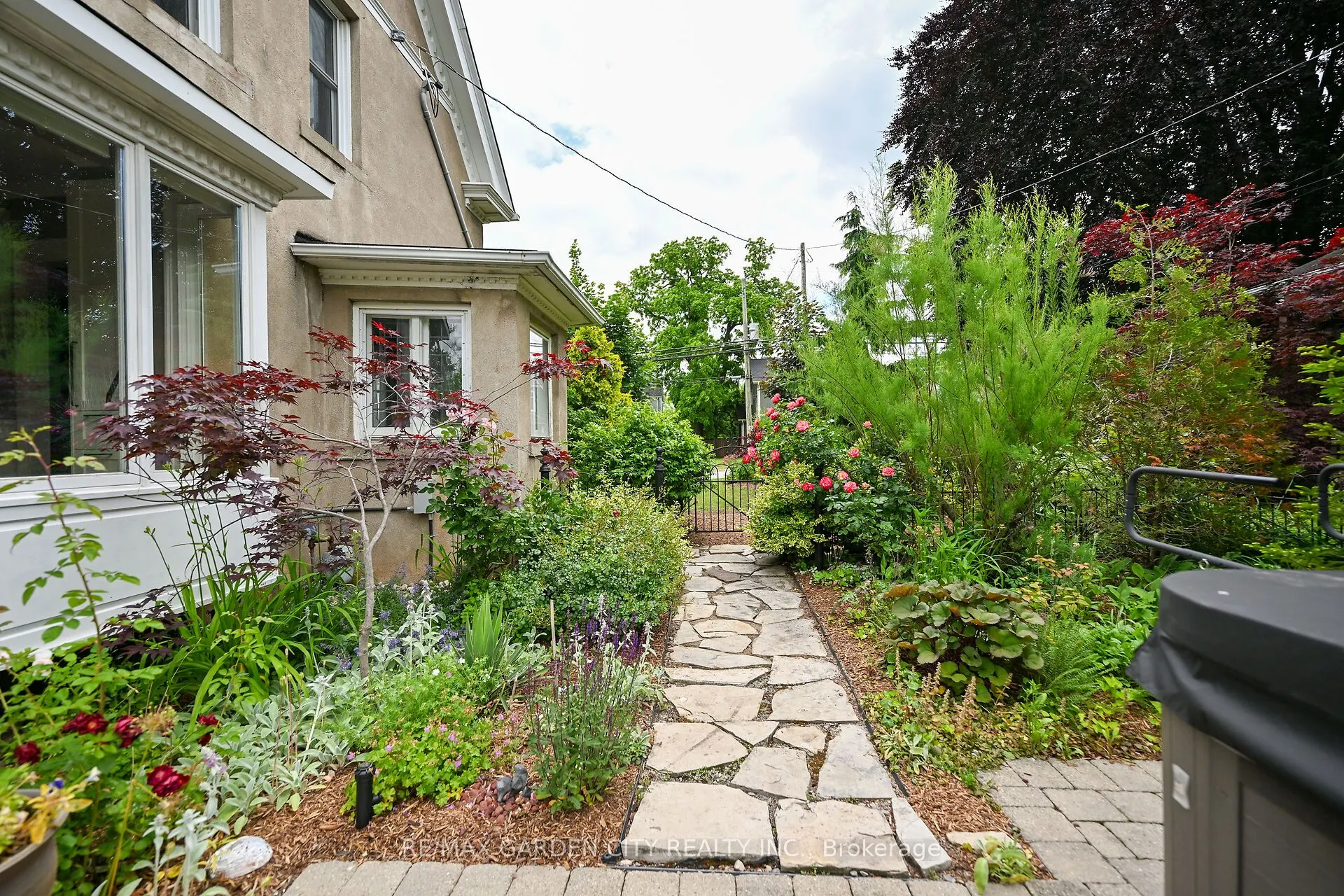14 ROBINSON Street S