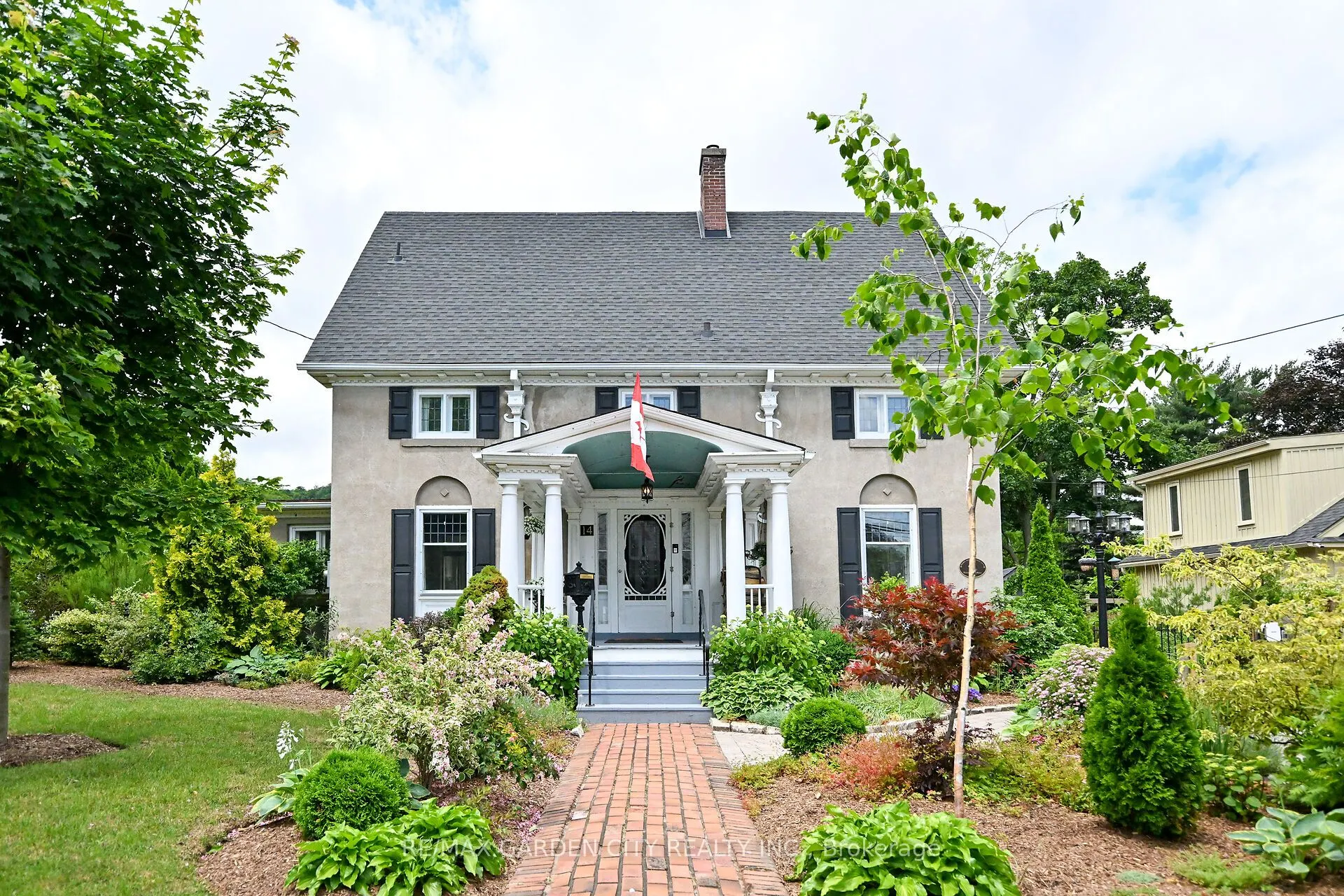 14 ROBINSON Street S
