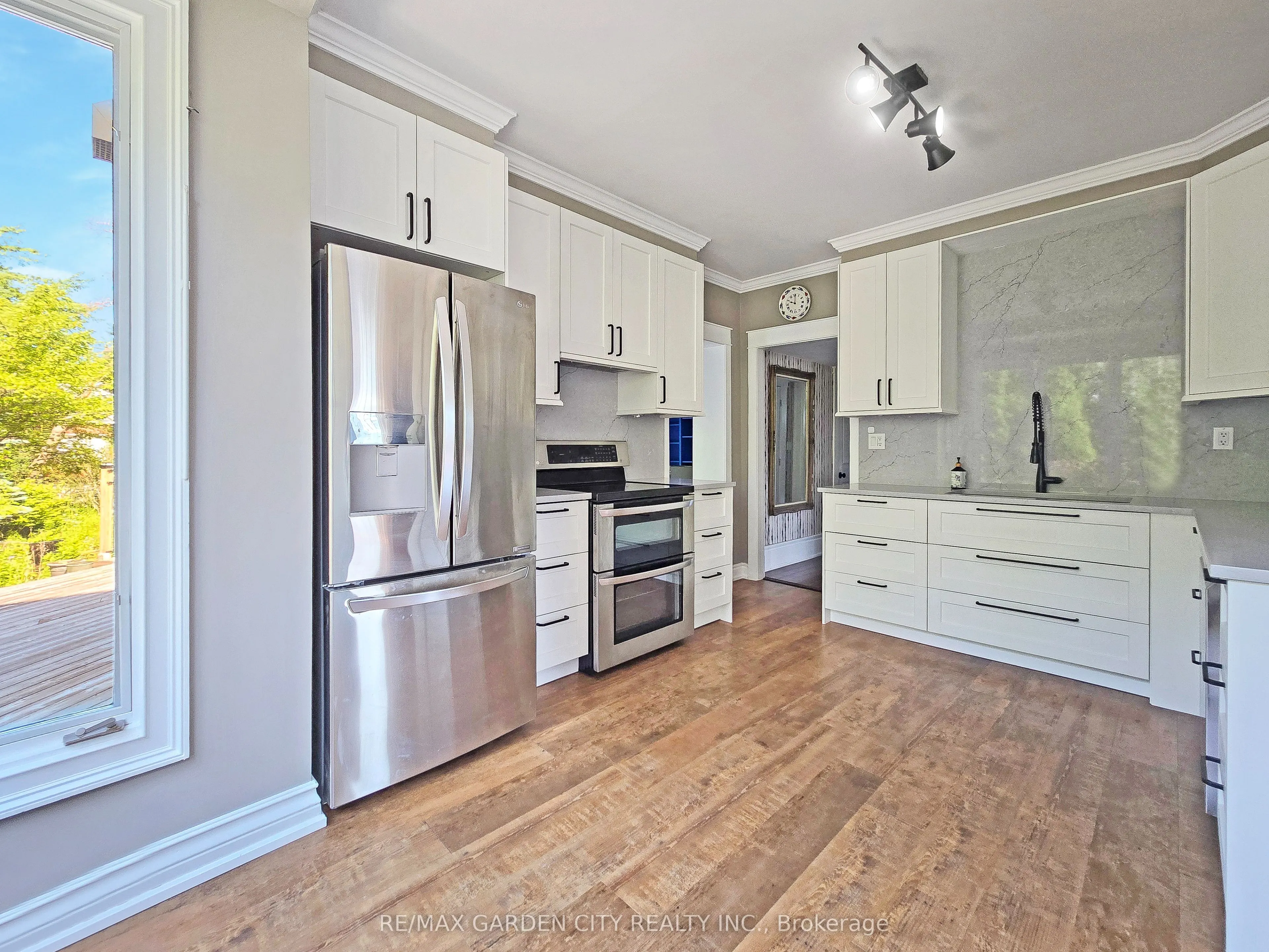 14 ROBINSON Street S