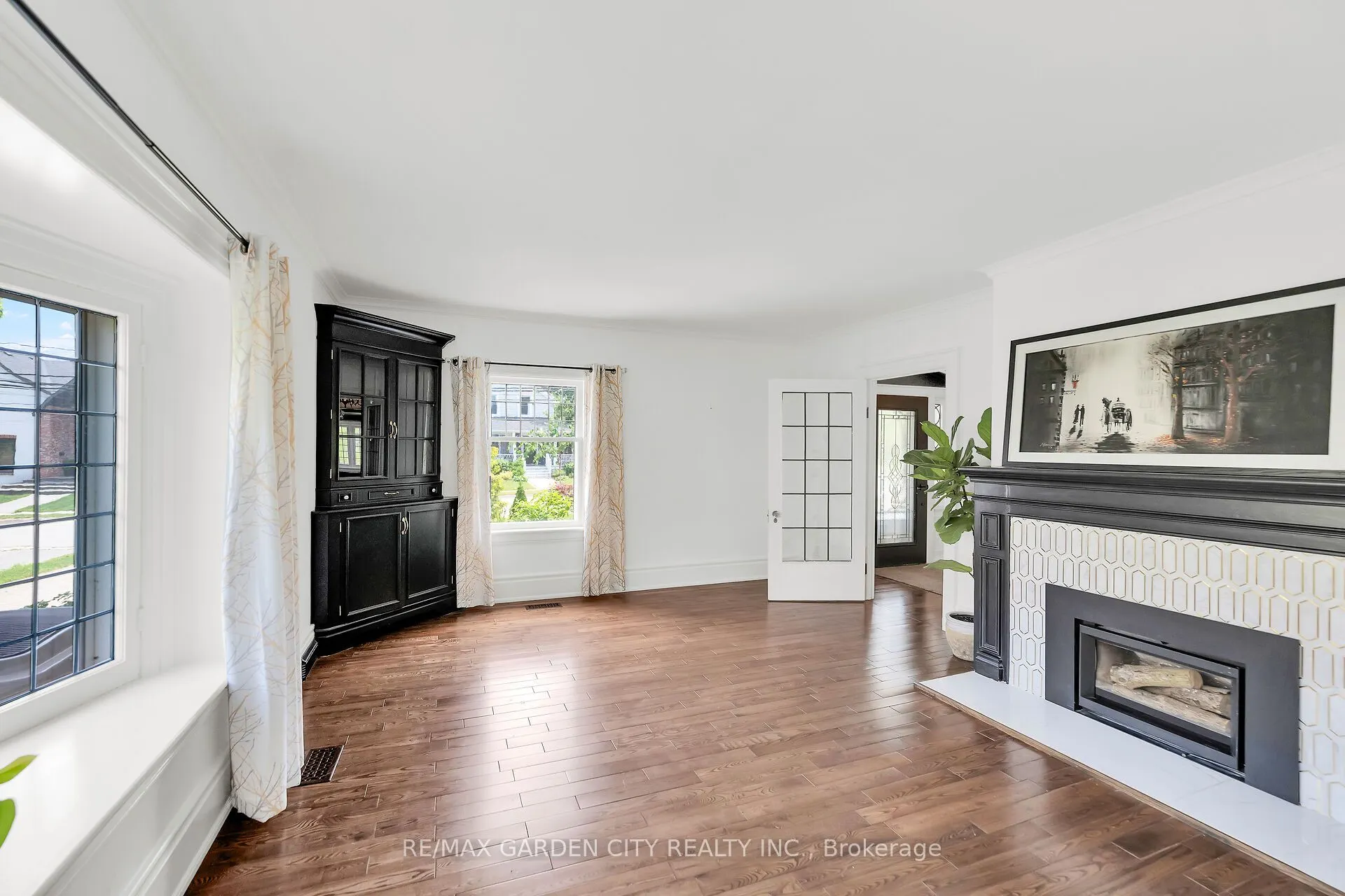 14 ROBINSON Street S