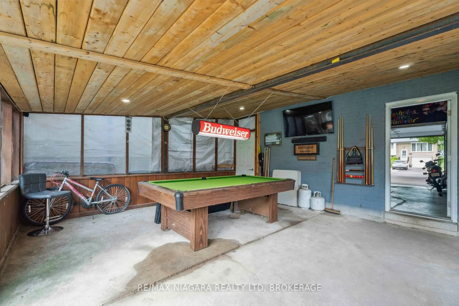48 Michael Drive S