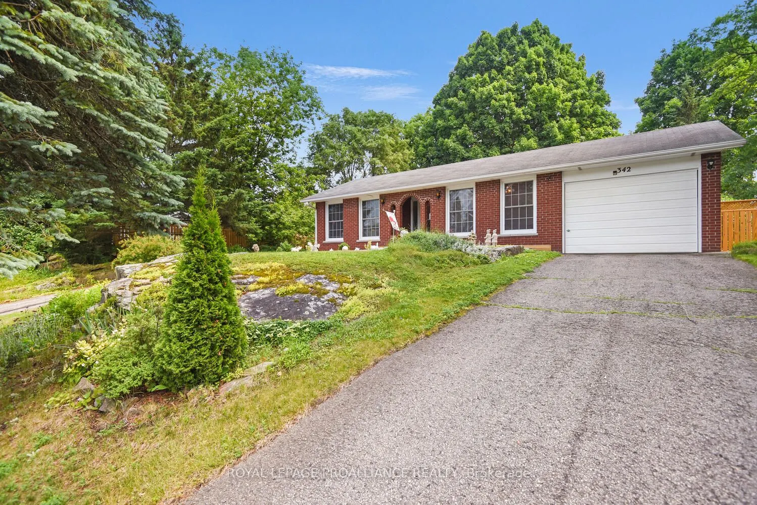 342 Abbott Street W