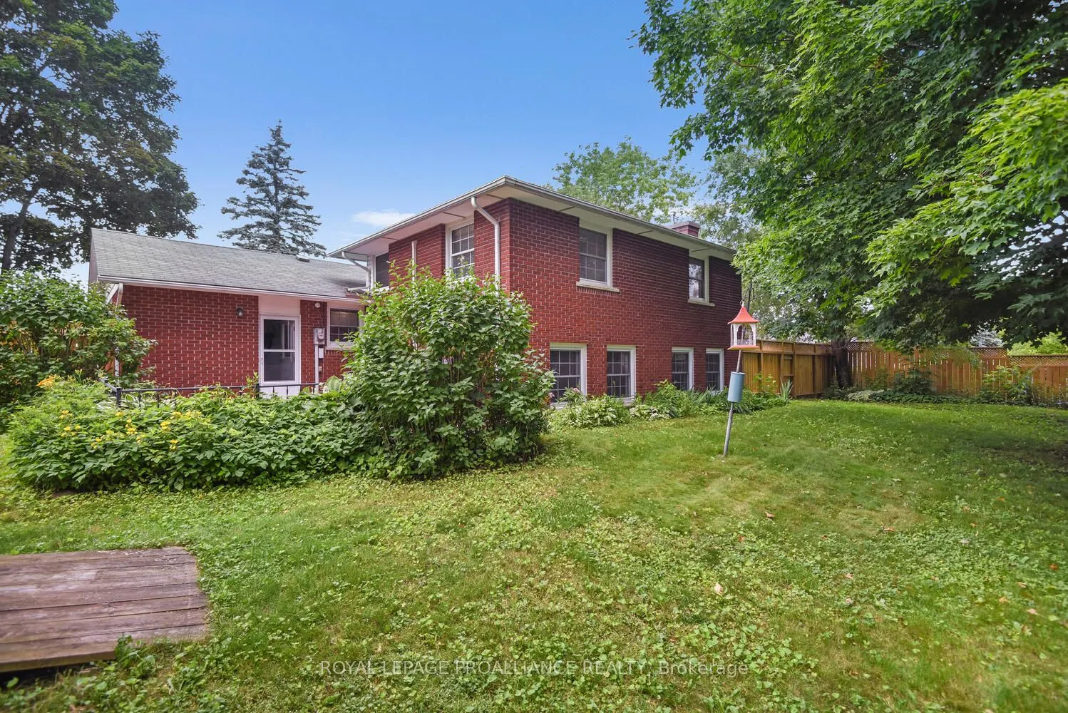 342 Abbott Street W