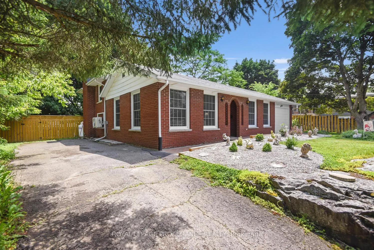 342 Abbott Street W