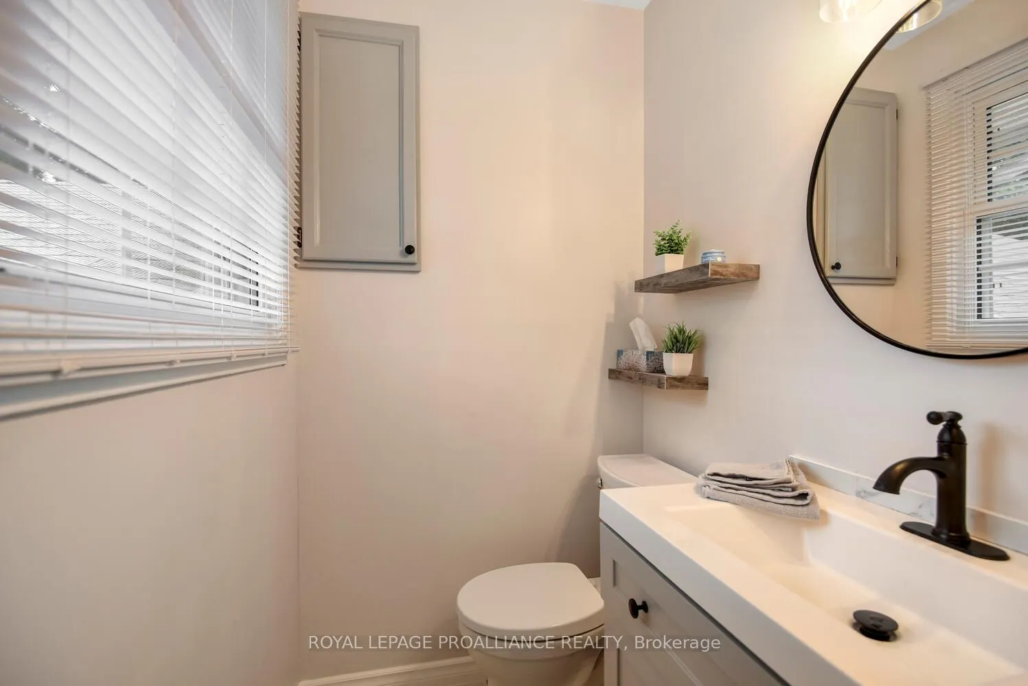 342 Abbott Street W