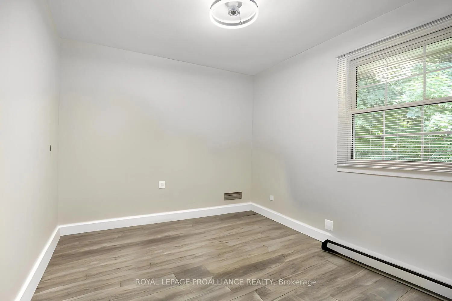 342 Abbott Street W