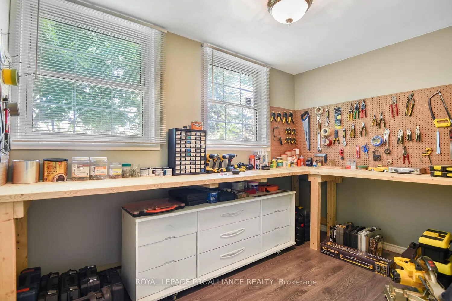 342 Abbott Street W
