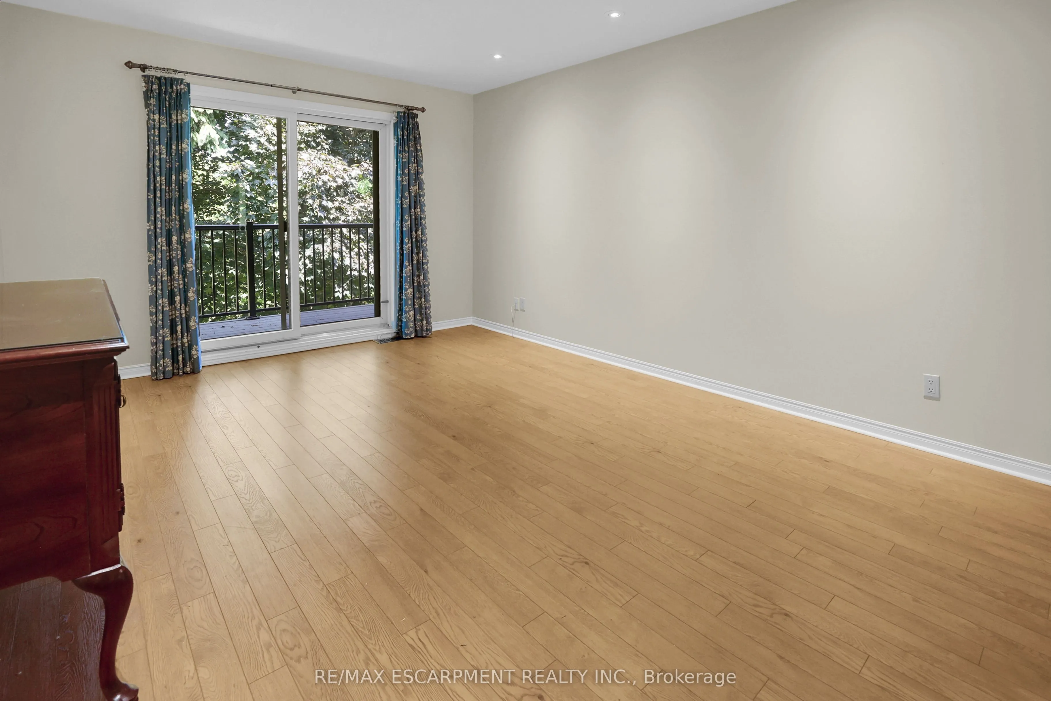 23 Robinson Street N