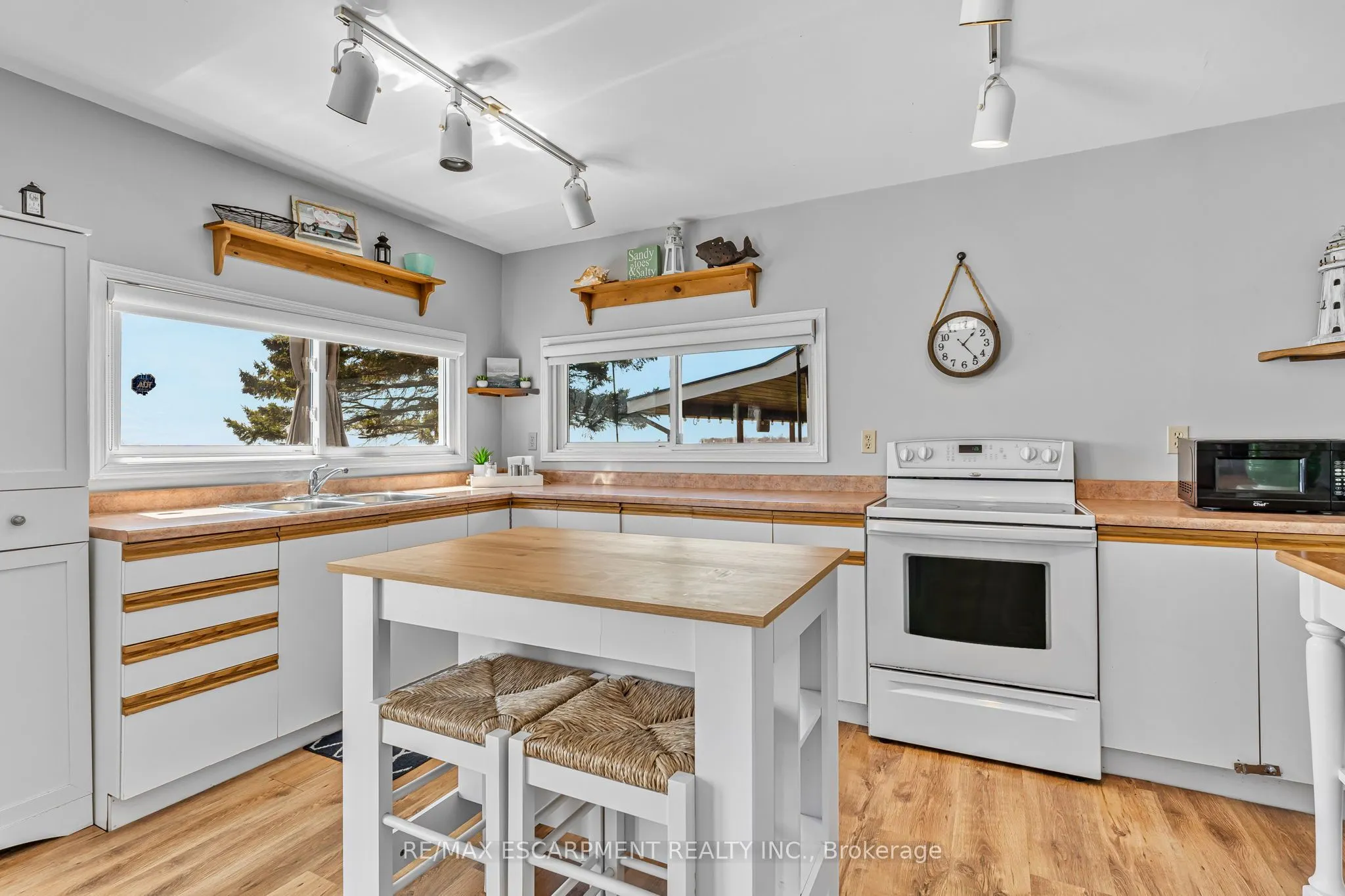 793 Lakeshore Road