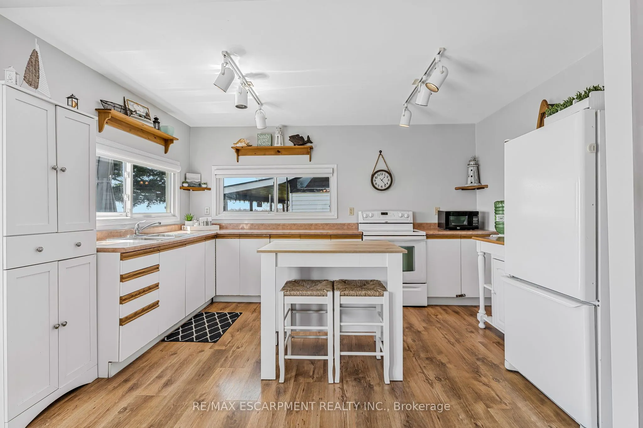 793 Lakeshore Road