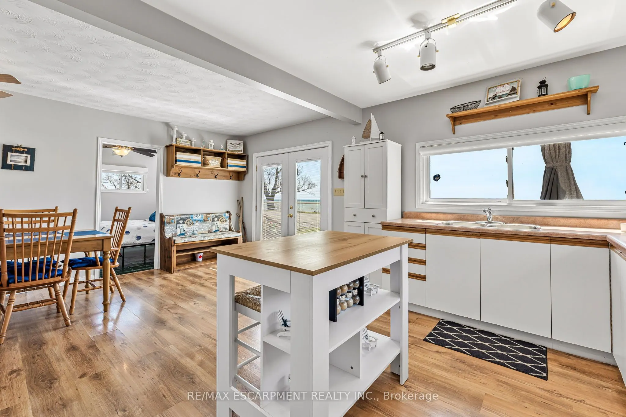 793 Lakeshore Road