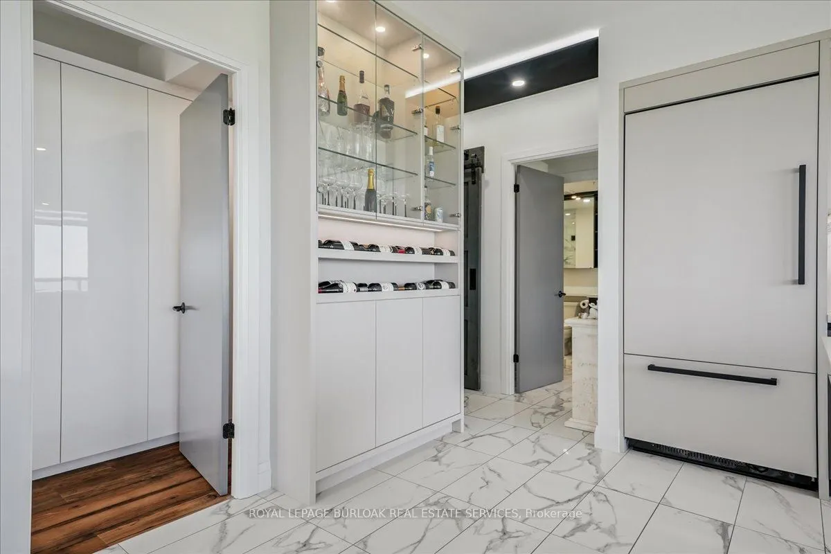 550 North Service Road, #806