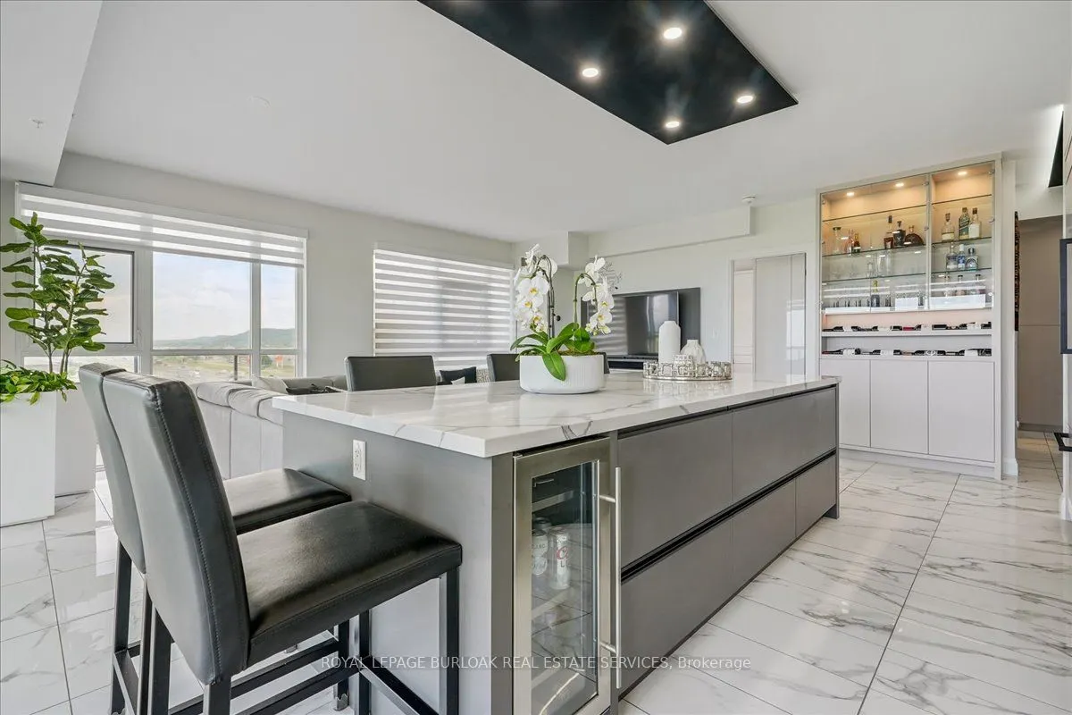 550 North Service Road, #806