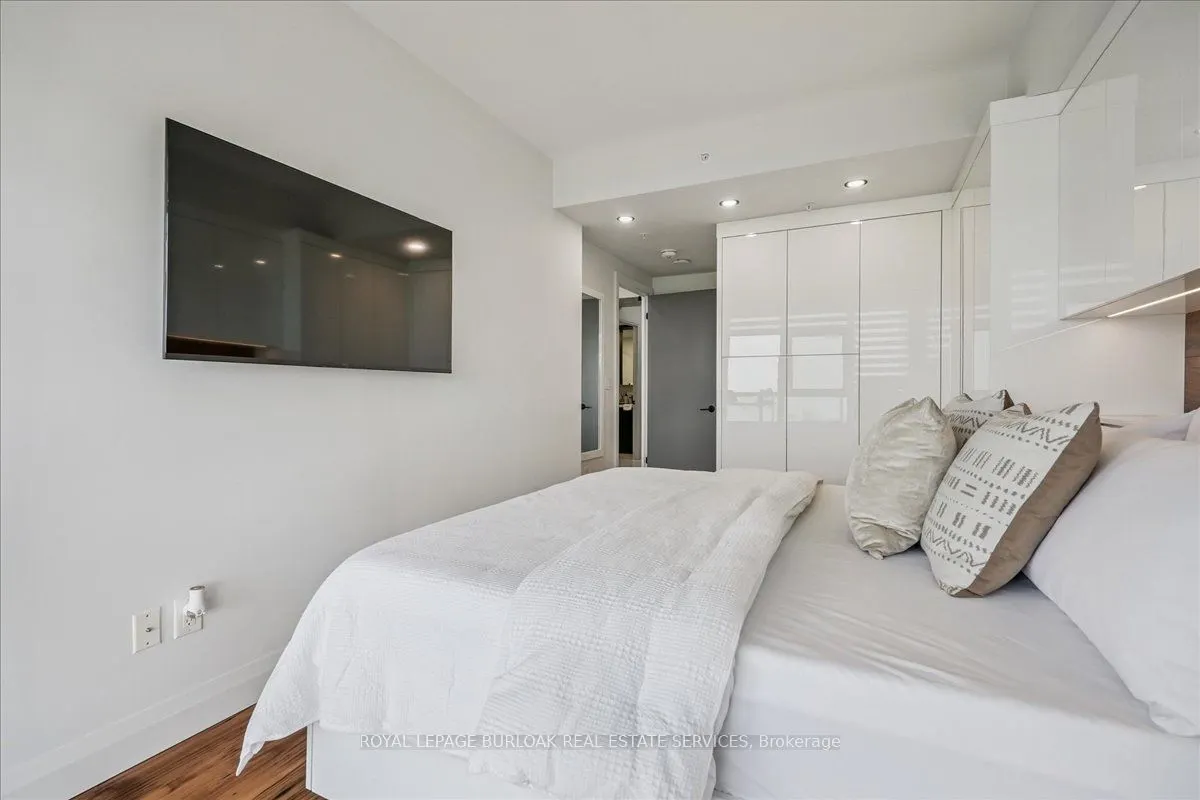 550 North Service Road, #806