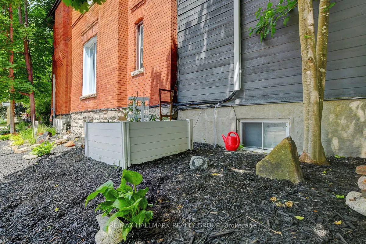 120 Strathcona Avenue S