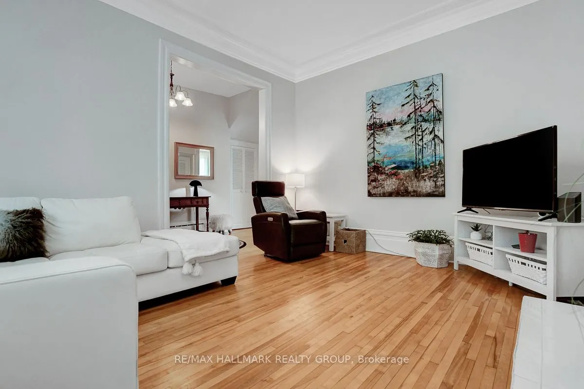120 Strathcona Avenue S