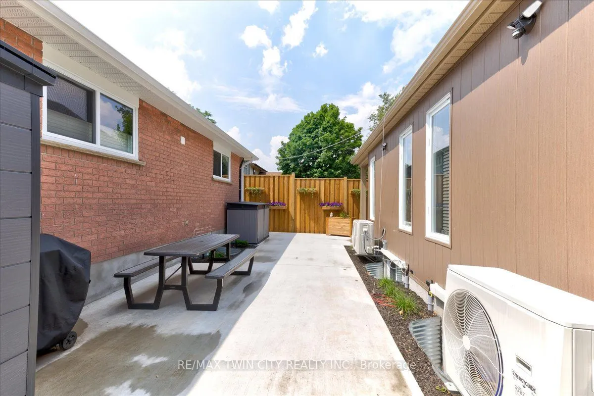 2 Pipers Green Court