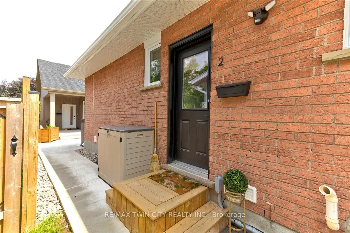 2 Pipers Green Court