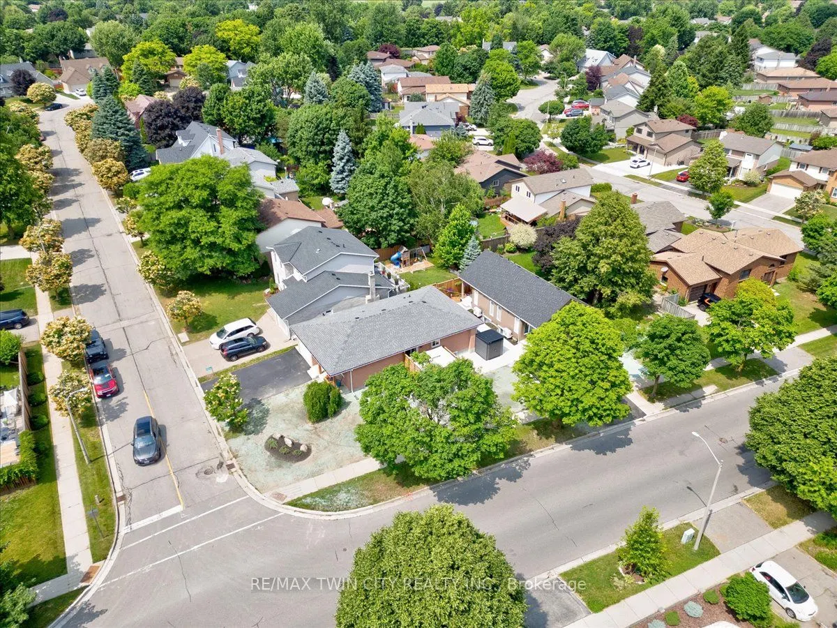 2 Pipers Green Court