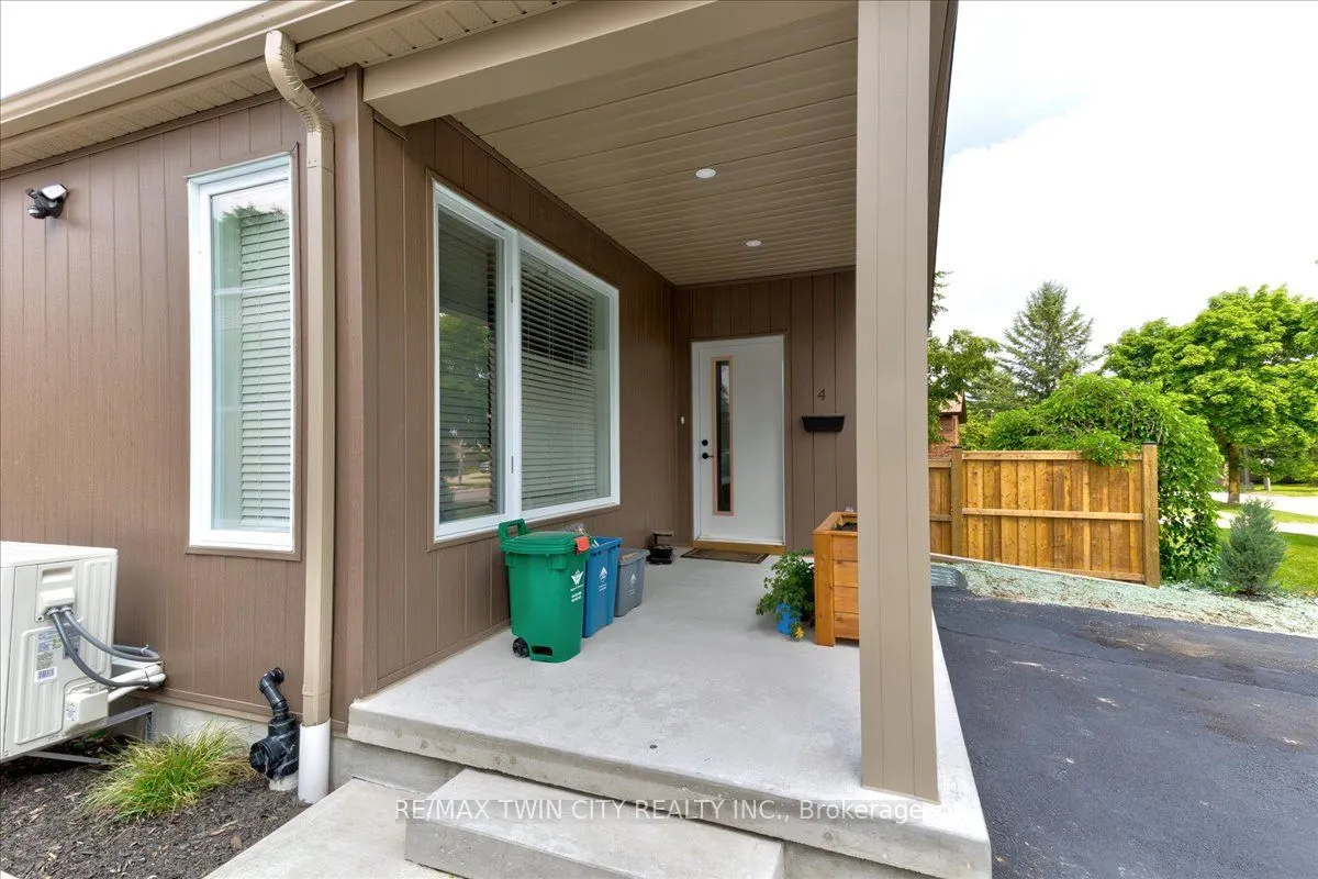 2 Pipers Green Court