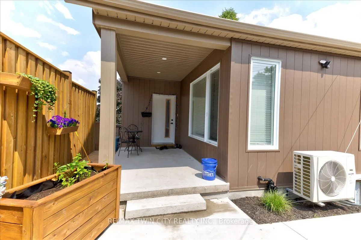 2 Pipers Green Court