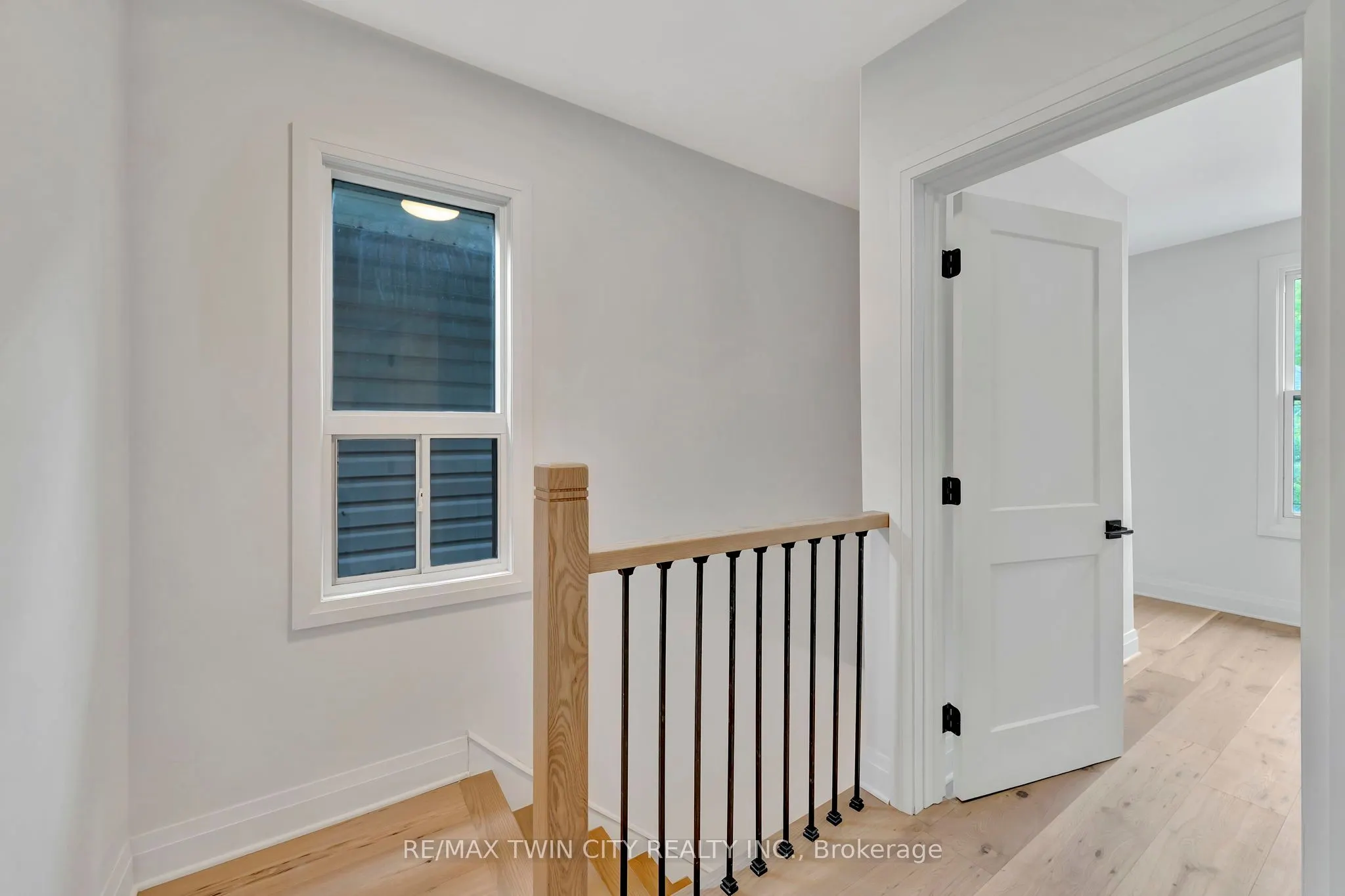32 Picton Street W