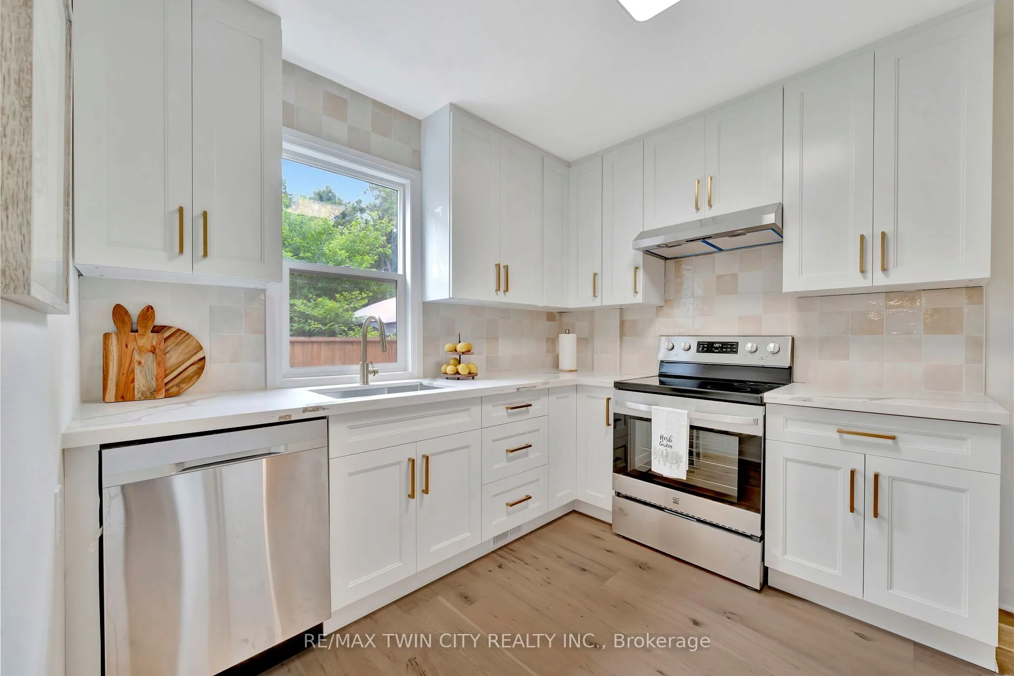 32 Picton Street W