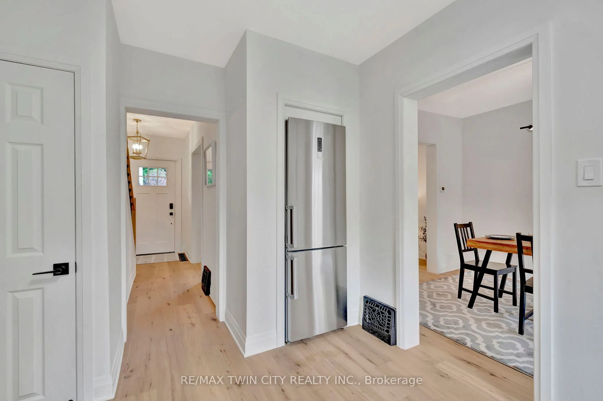 32 Picton Street W