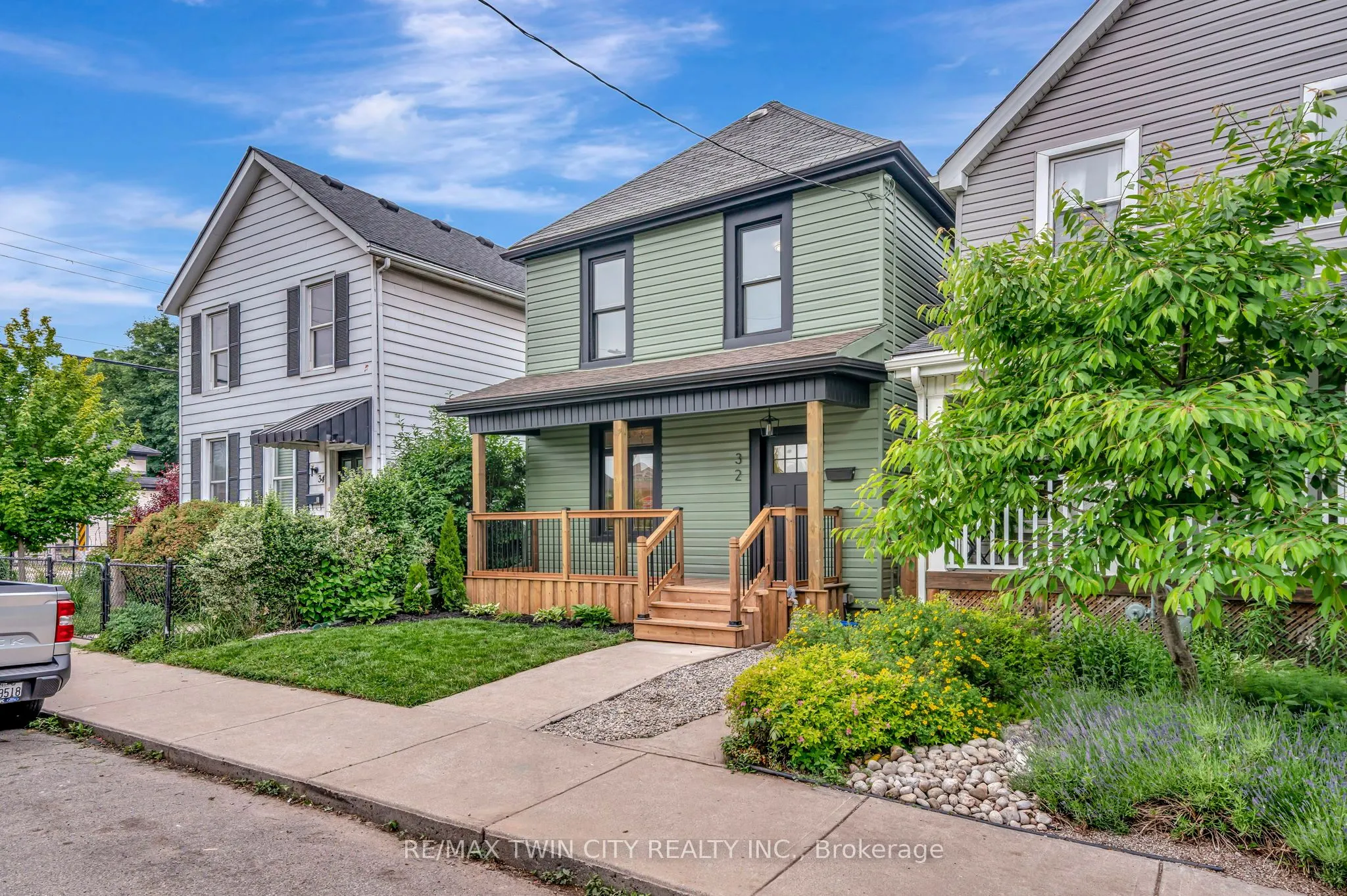 32 Picton Street W