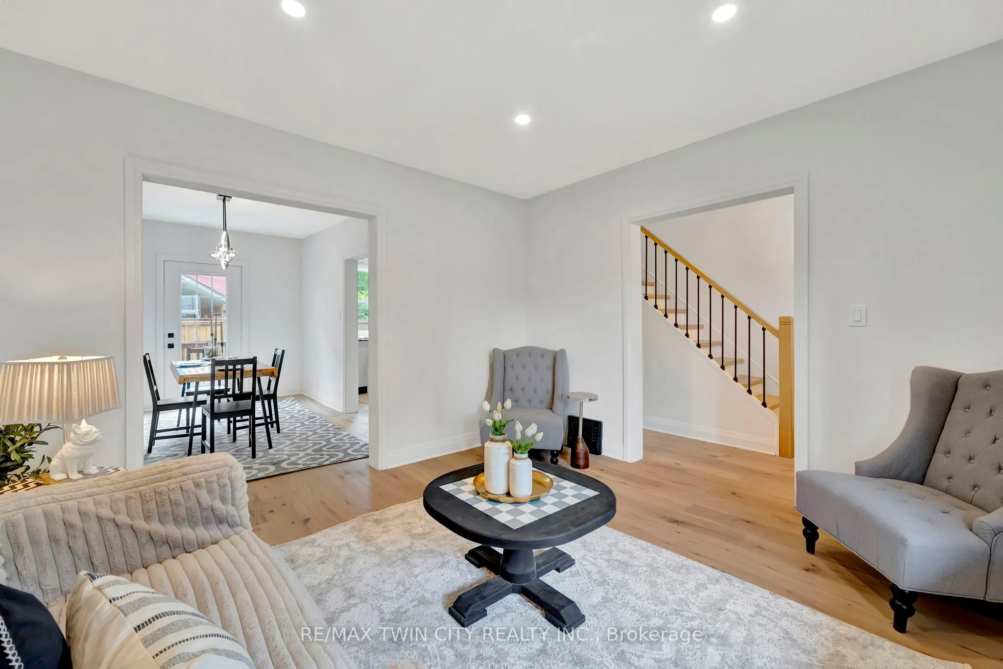 32 Picton Street W