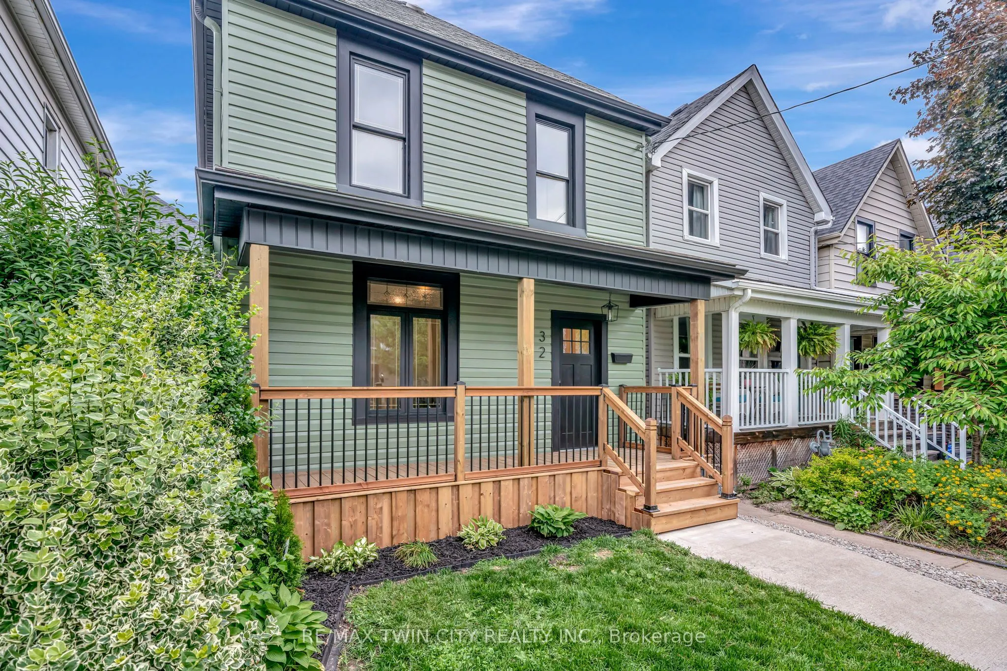 32 Picton Street W