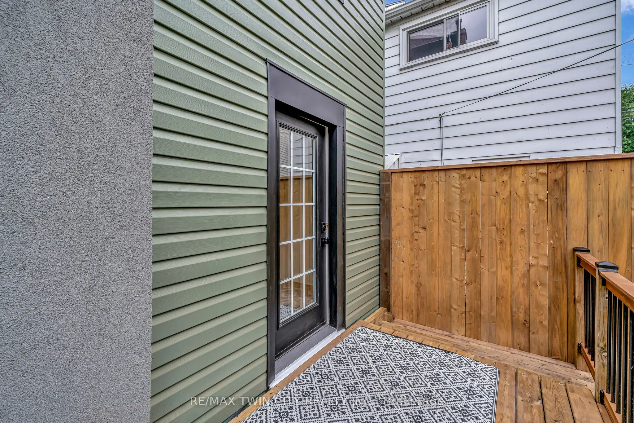 32 Picton Street W
