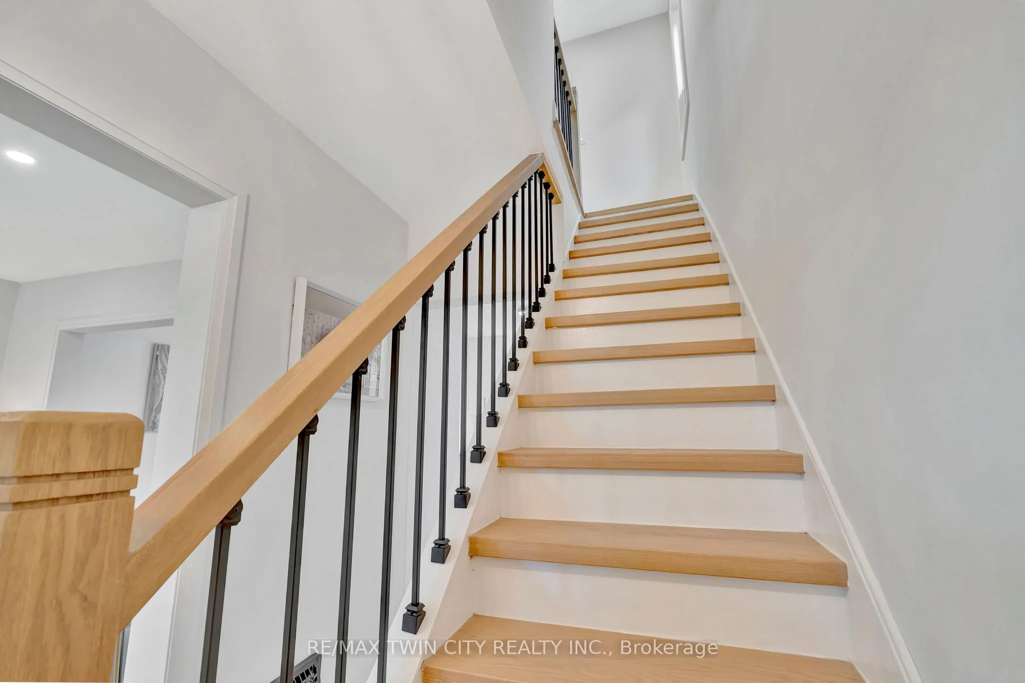32 Picton Street W