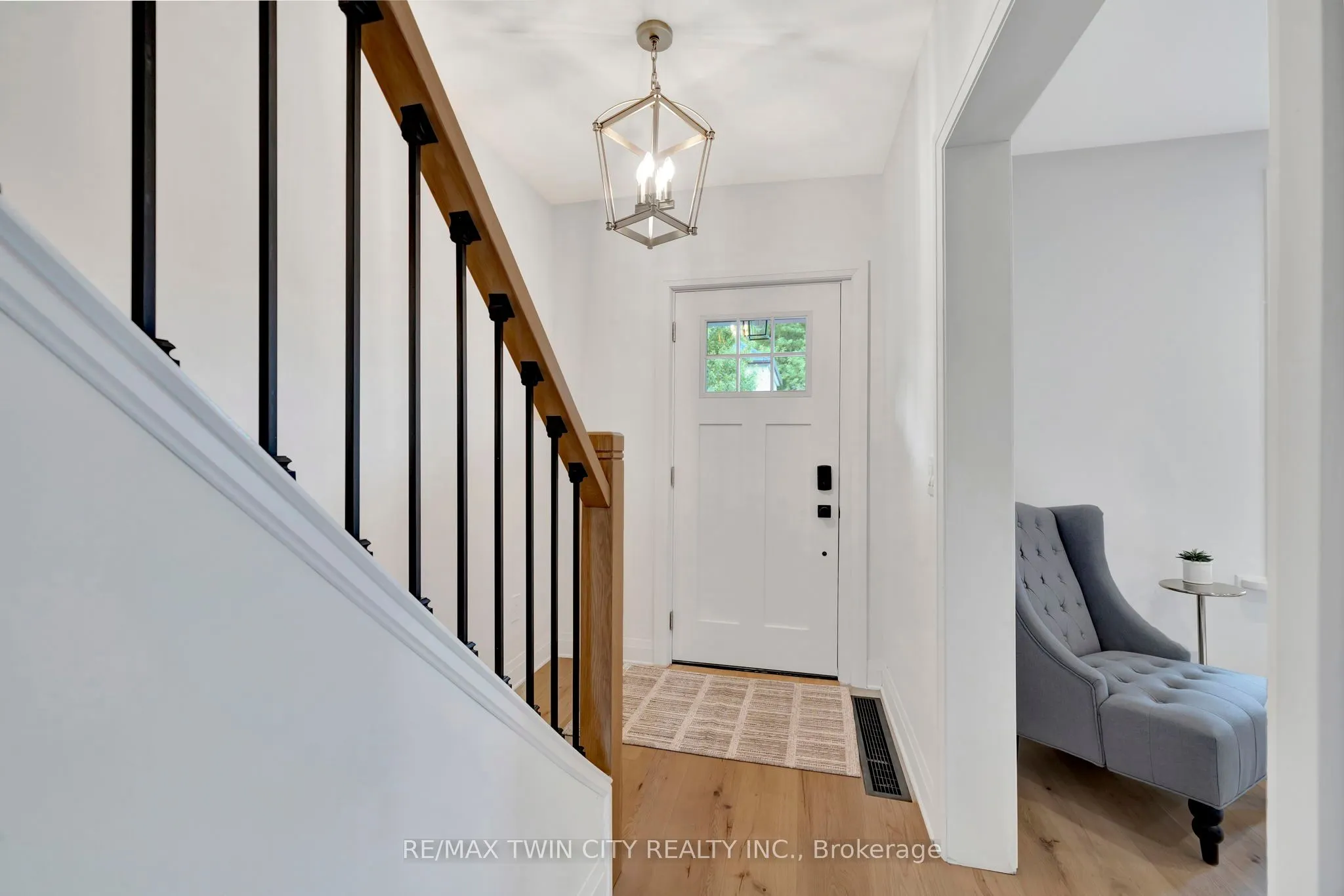 32 Picton Street W