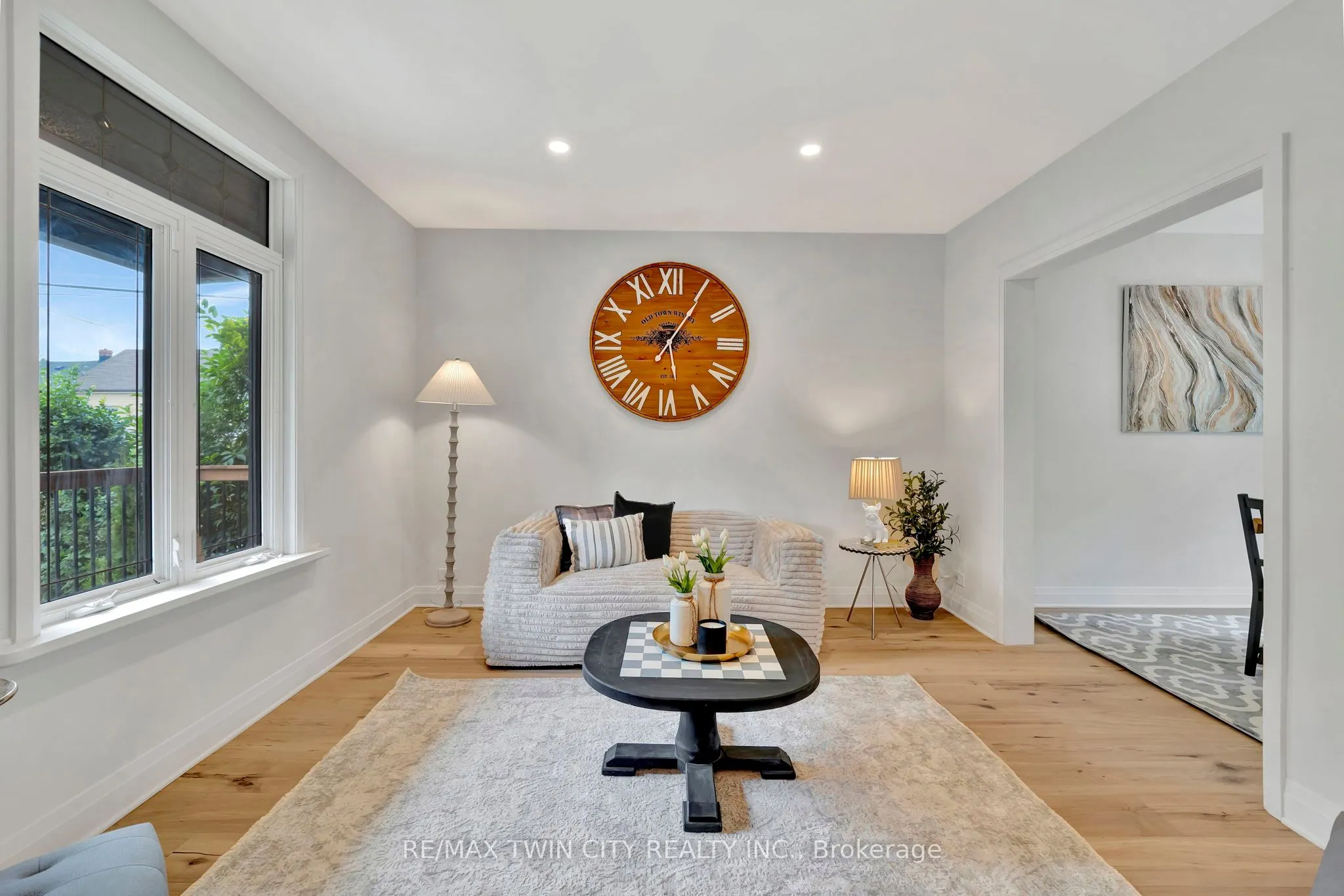 32 Picton Street W
