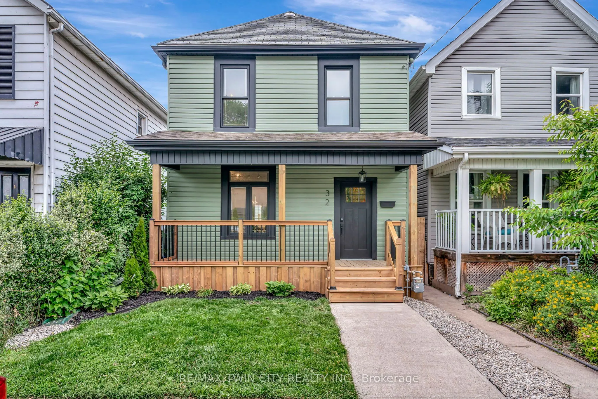 32 Picton Street W