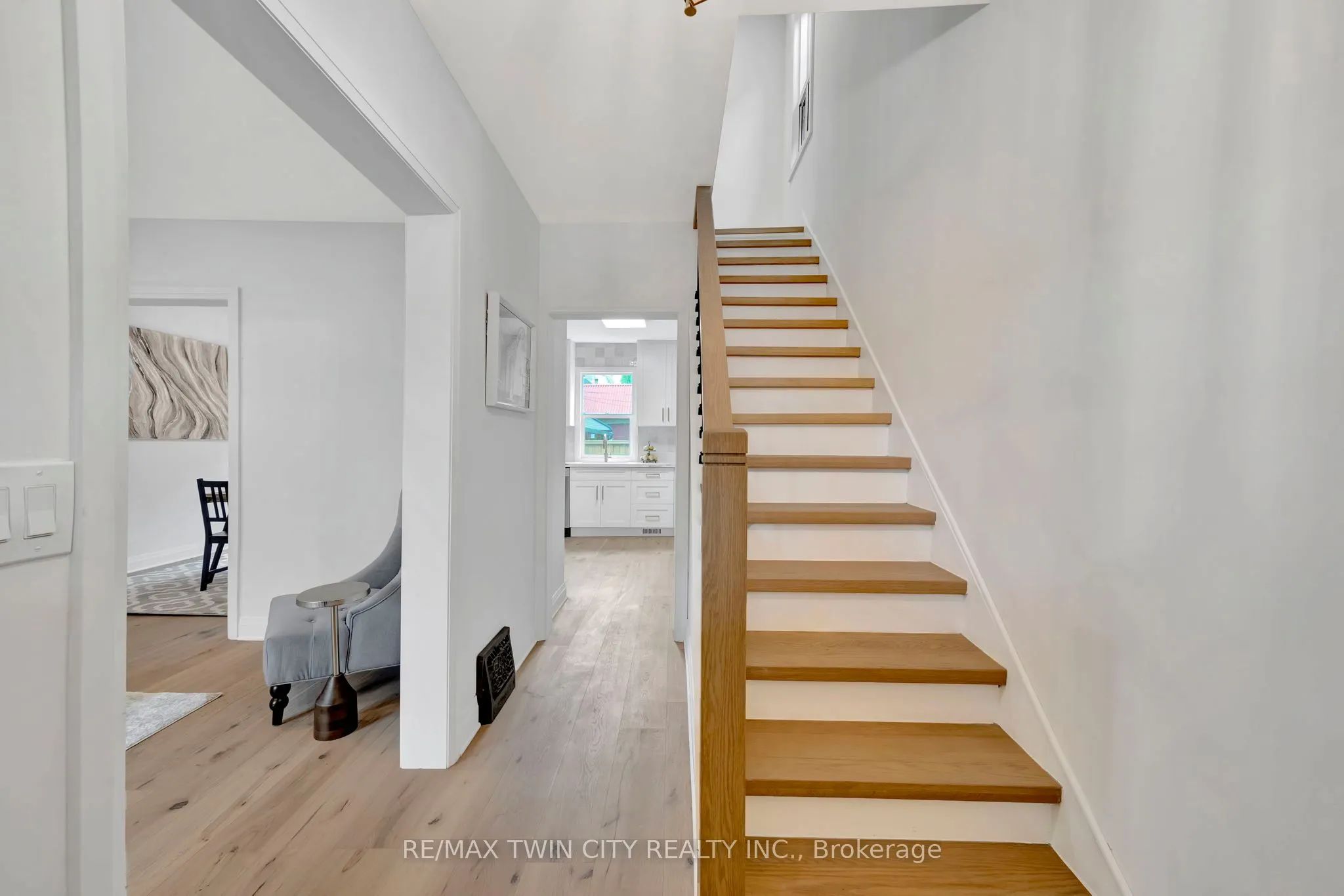 32 Picton Street W