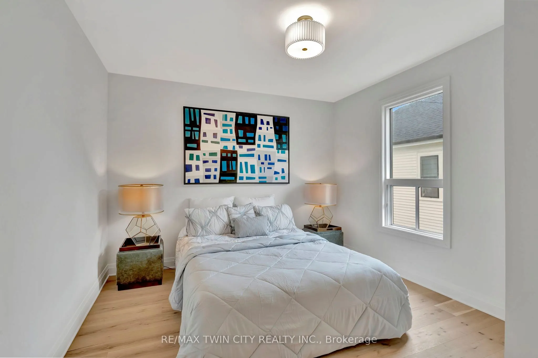 32 Picton Street W