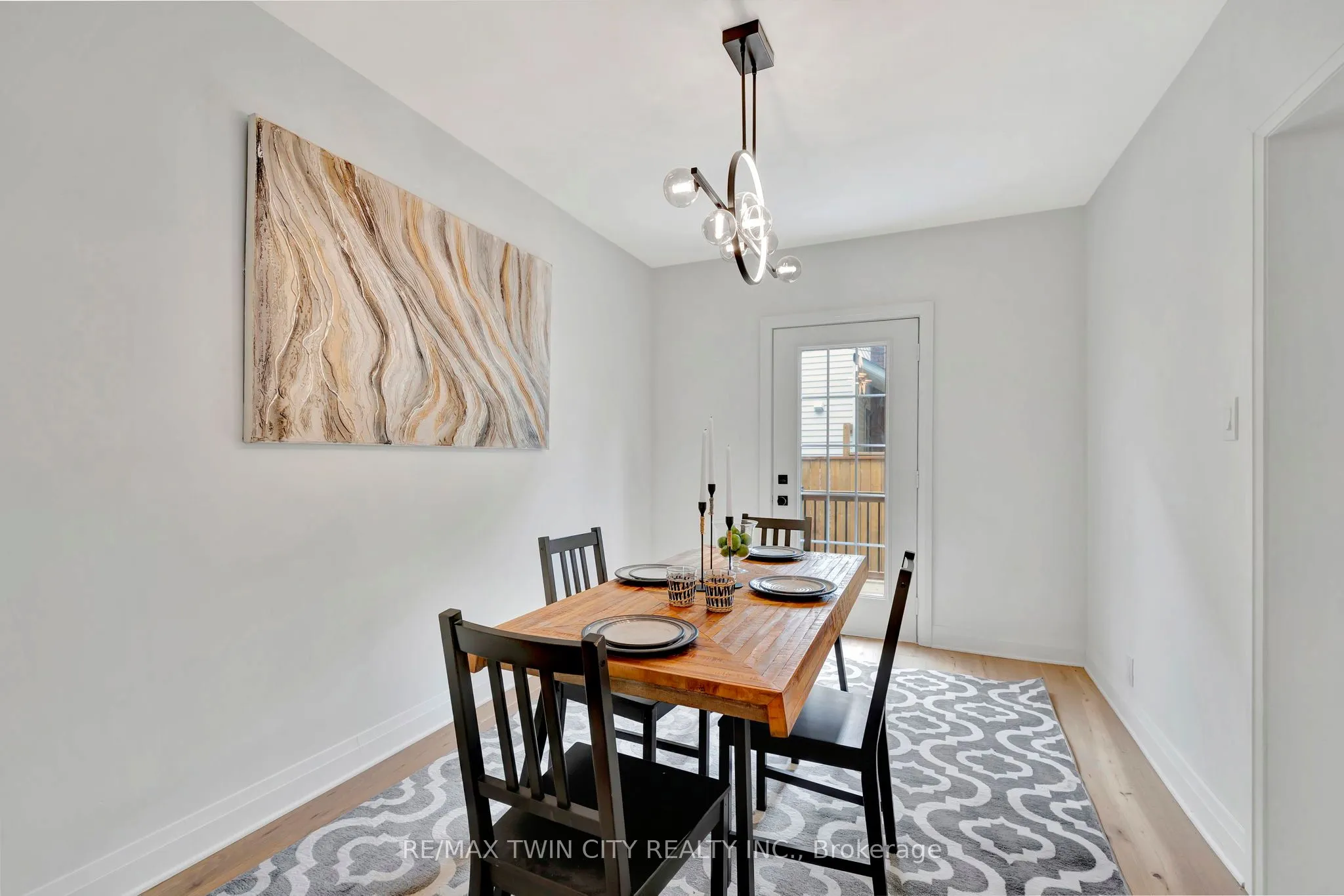 32 Picton Street W