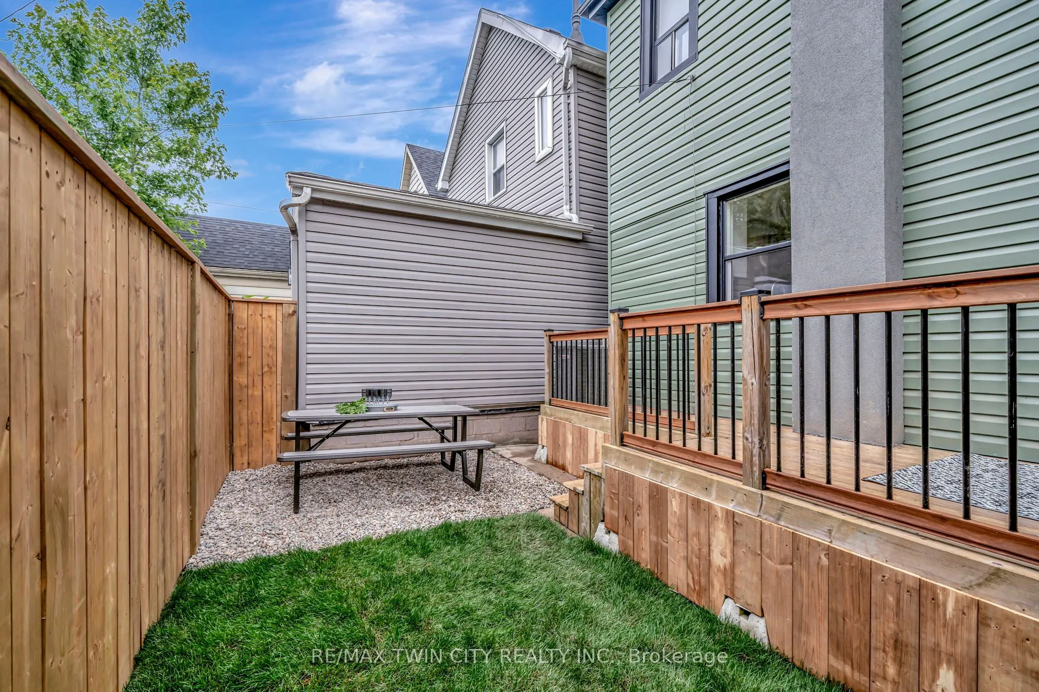 32 Picton Street W
