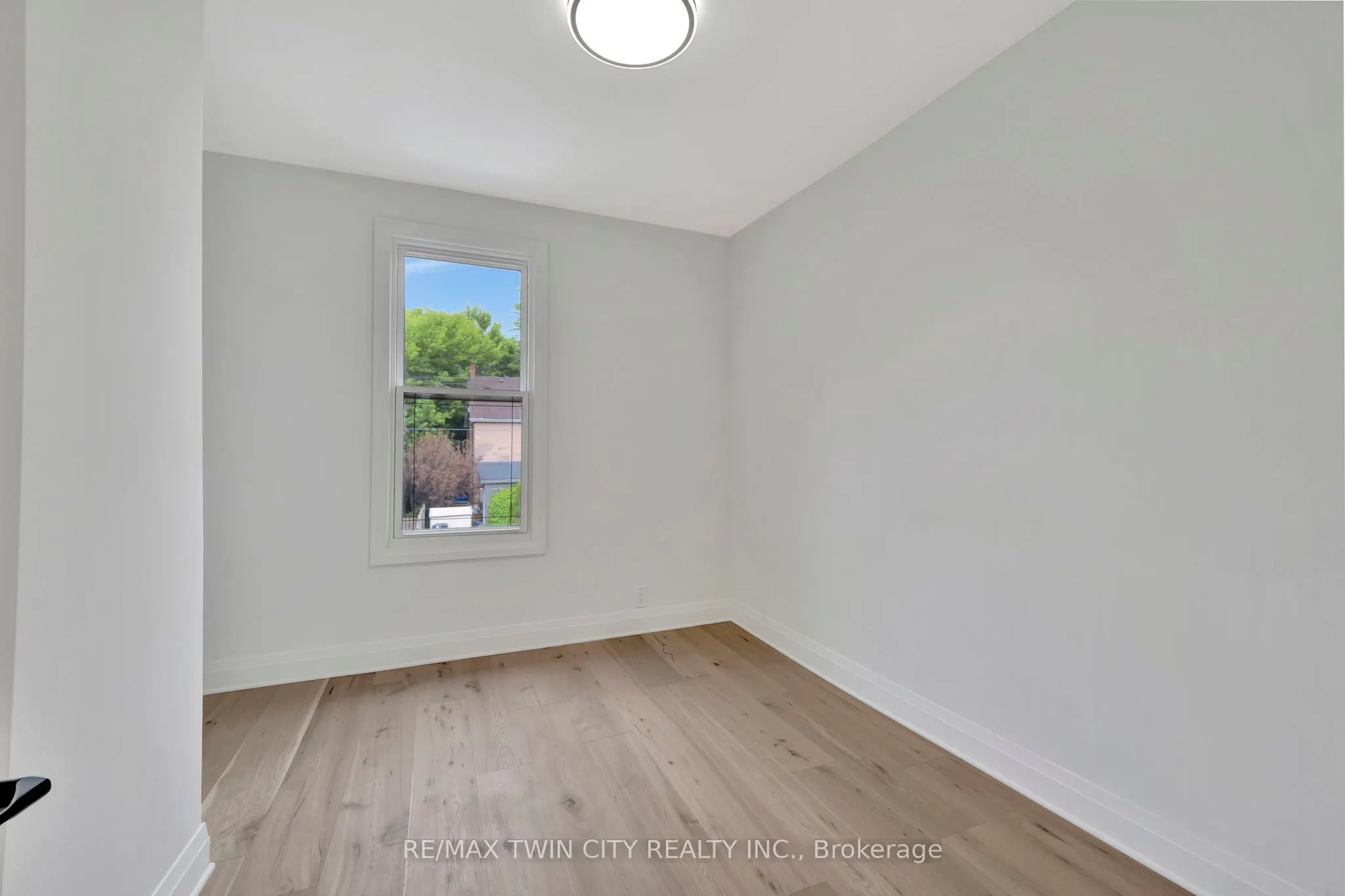 32 Picton Street W