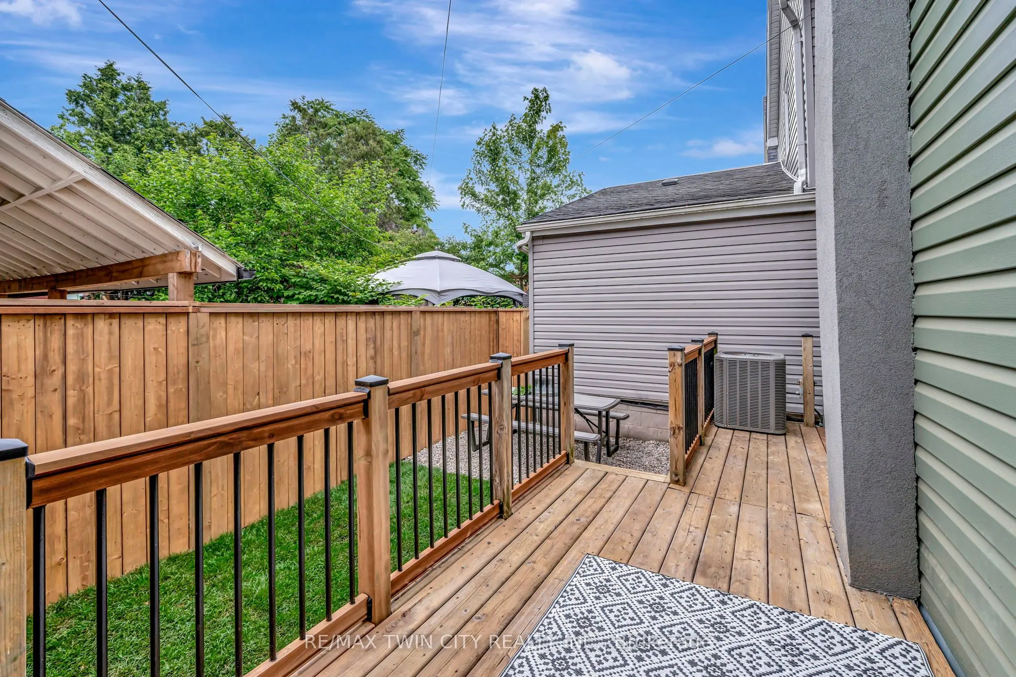 32 Picton Street W