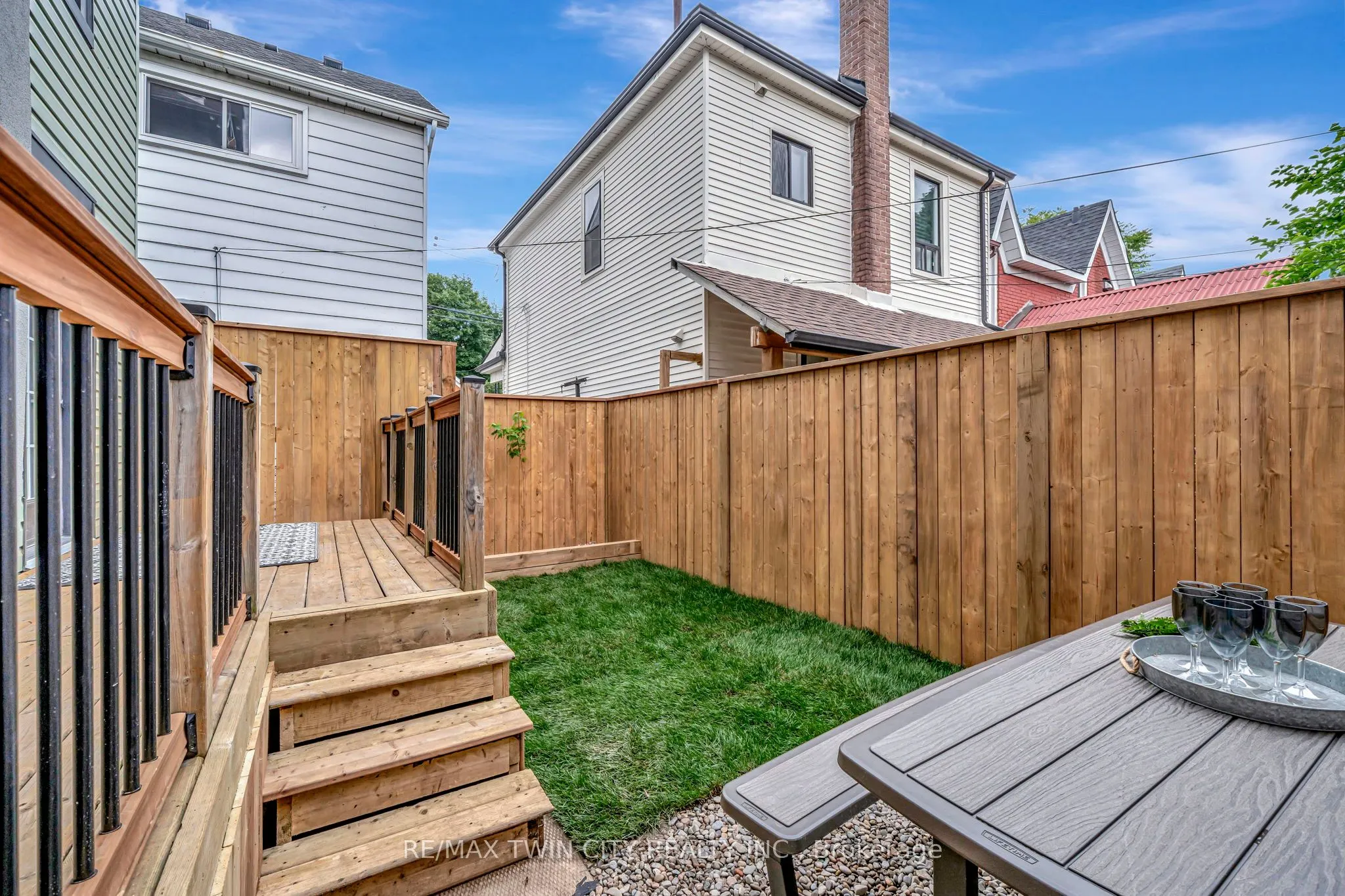 32 Picton Street W