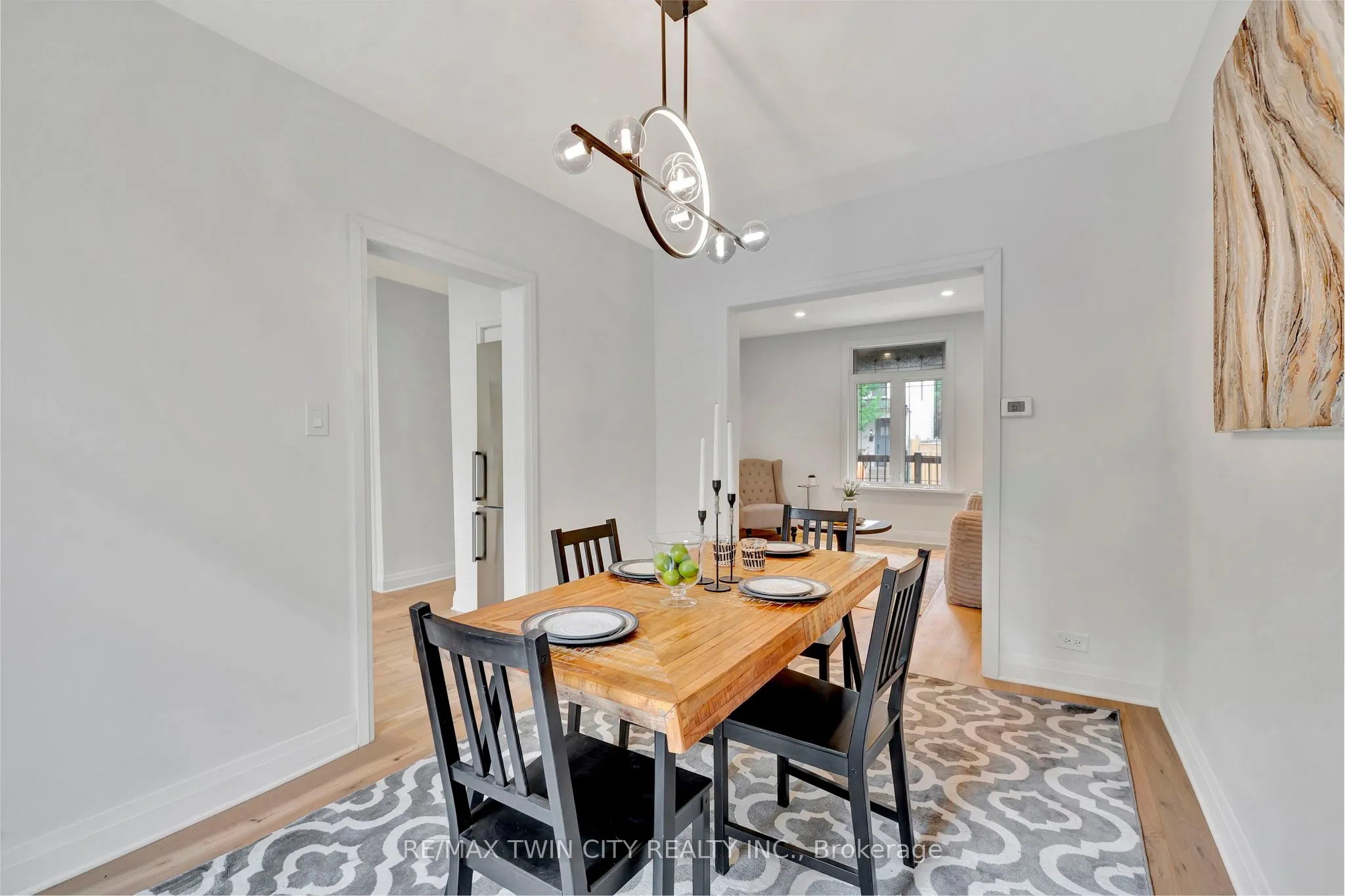 32 Picton Street W