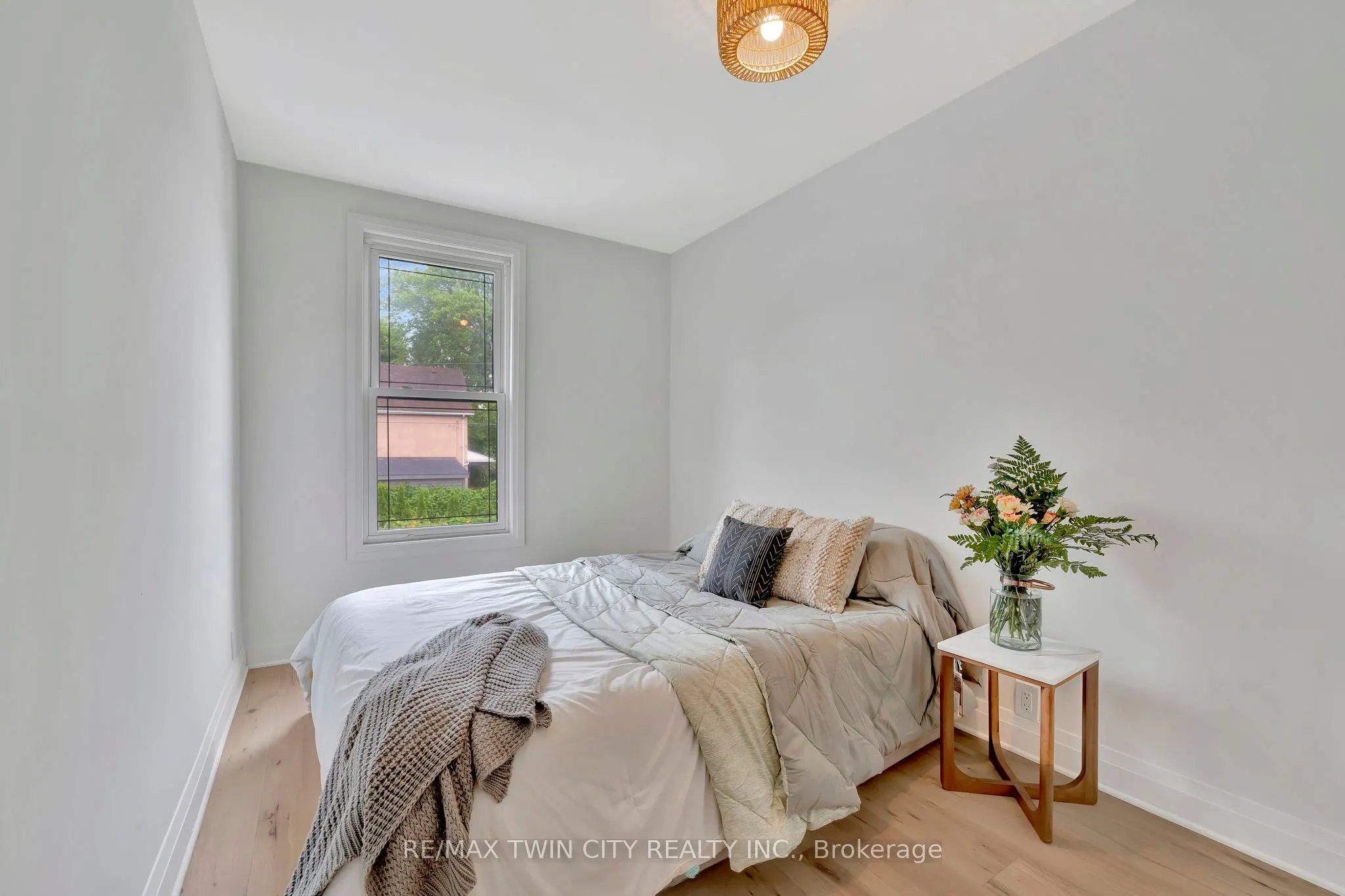 32 Picton Street W