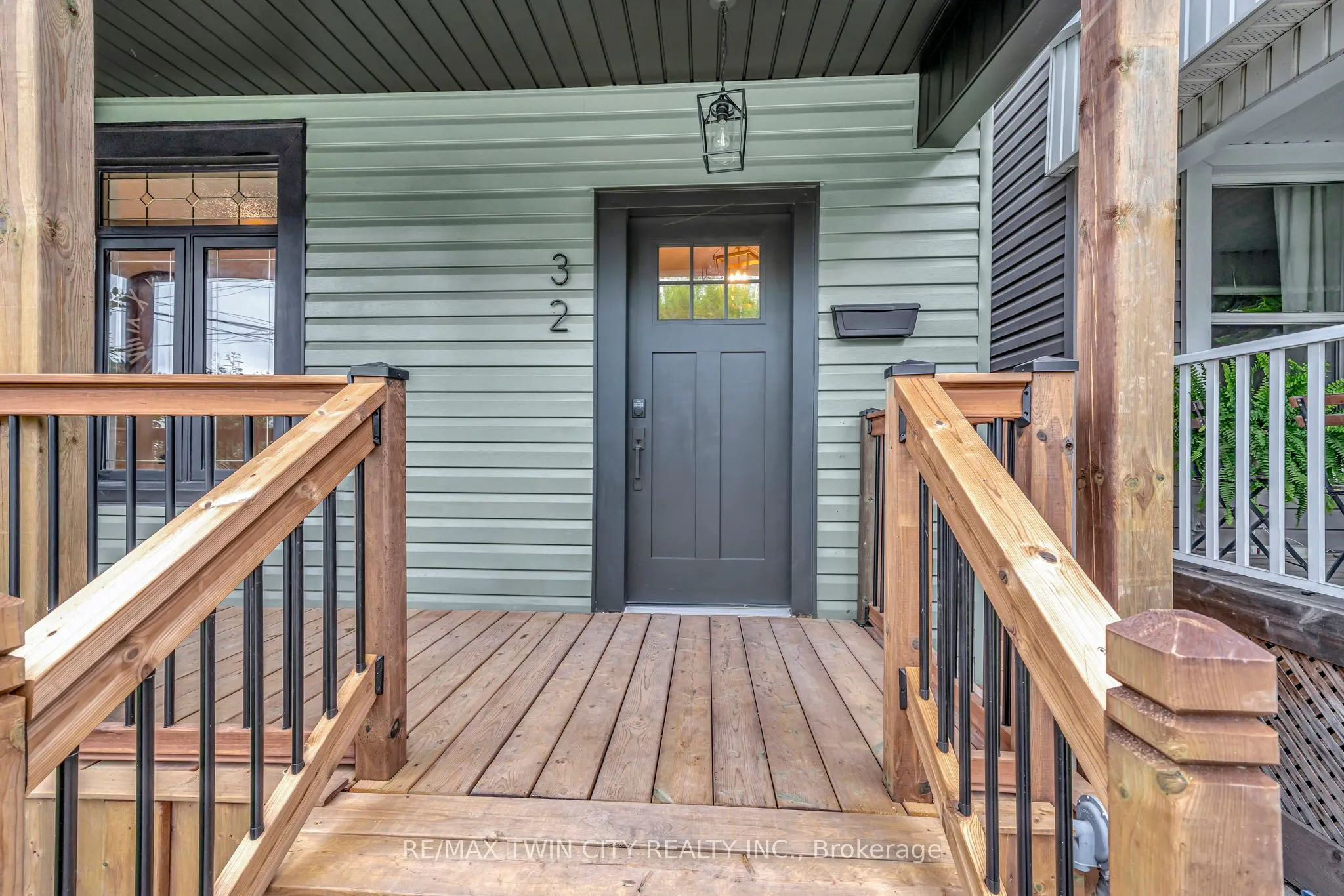32 Picton Street W