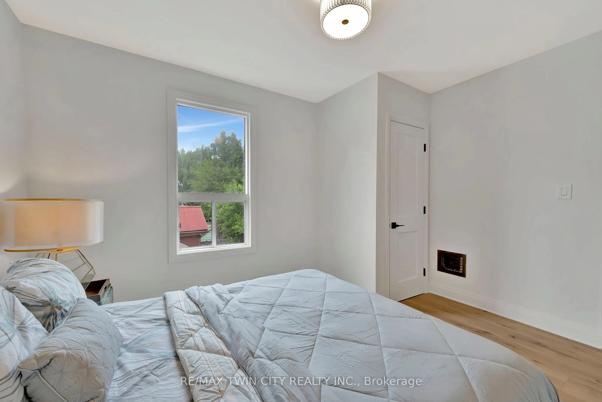 32 Picton Street W