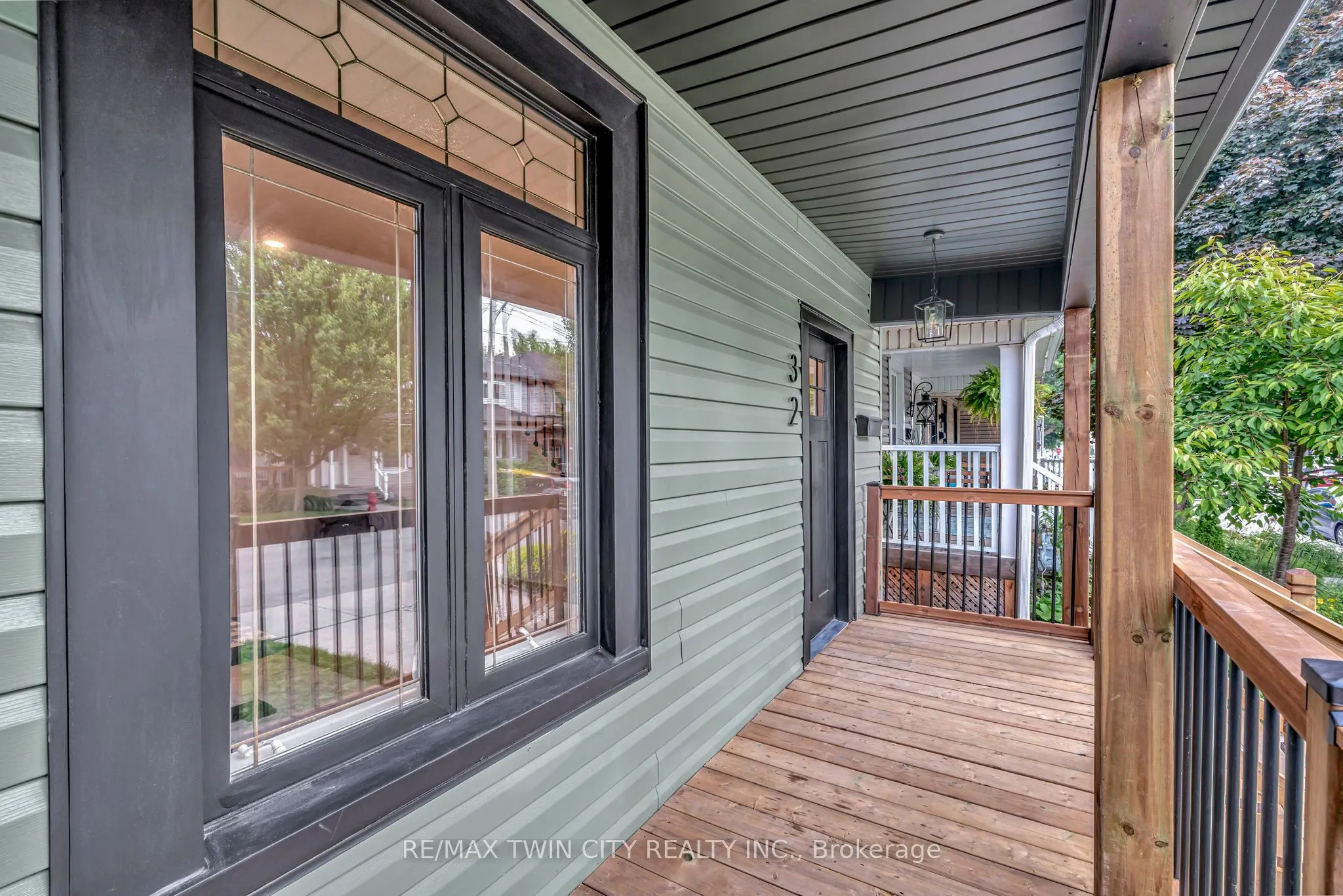32 Picton Street W