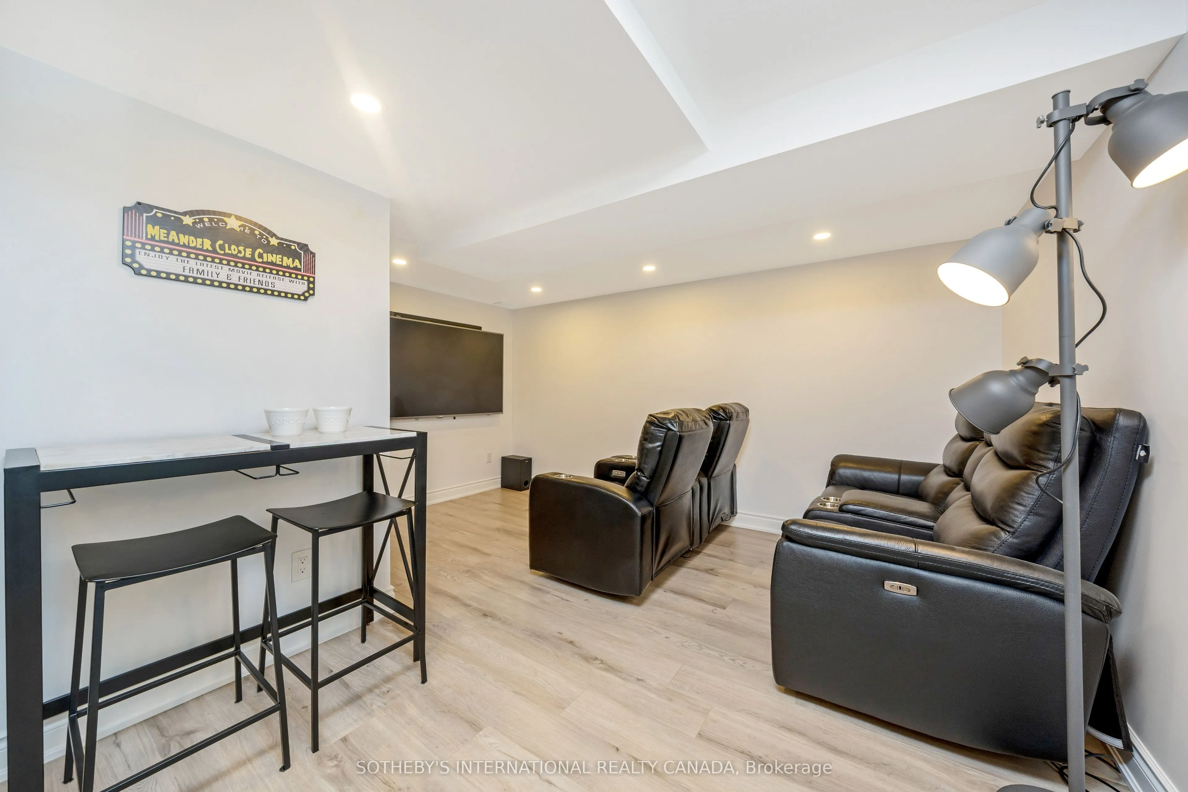 10 Meander Close