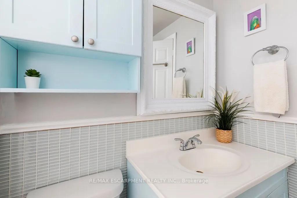169 Forfar Street W